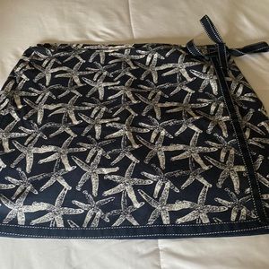 Navy and white Vineyard Vines wrap skirt. Perfect condition!